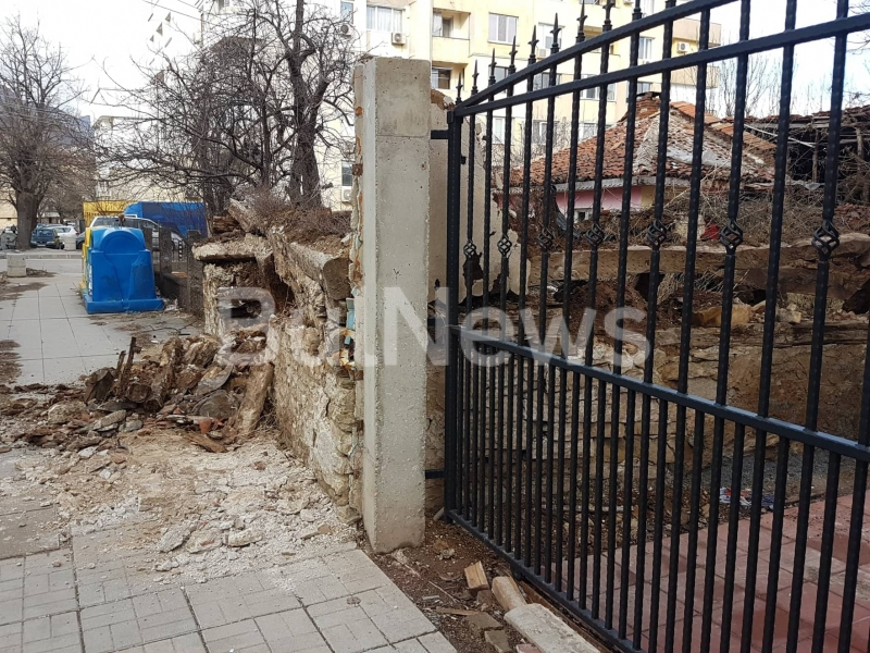 Къща се срути в центъра на Враца (СНИМКИ)