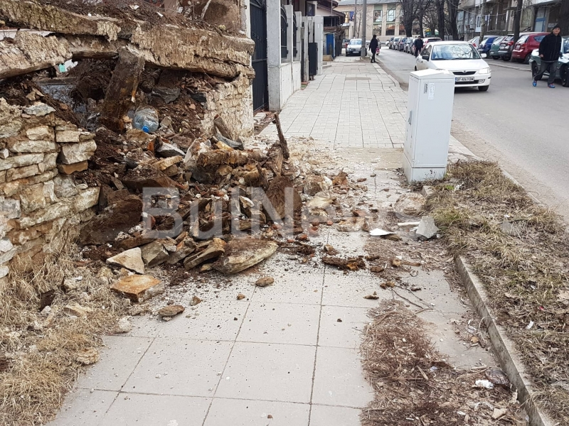Къща се срути в центъра на Враца (СНИМКИ)