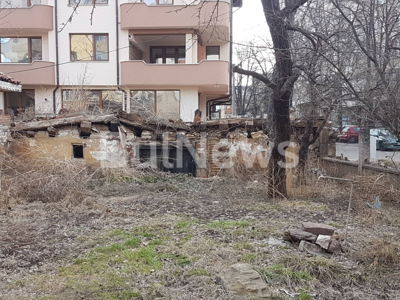 Къща се срути в центъра на Враца (СНИМКИ)