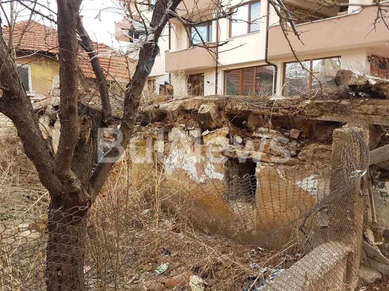 Къща се срути в центъра на Враца (СНИМКИ)