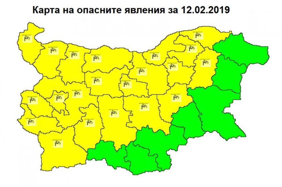 Ураганен вятър удря България до часове, кодове за опасно време почти в цялата страна! (КАРТА)