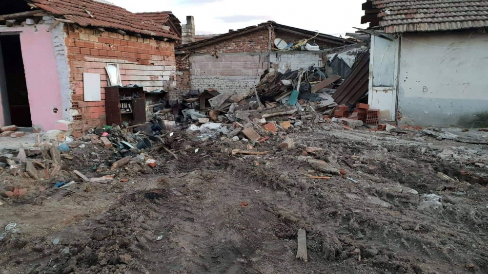 Изгонените от копторите във Войводино цигани пак намазаха, настаняват ги в... (СНИМКИ)