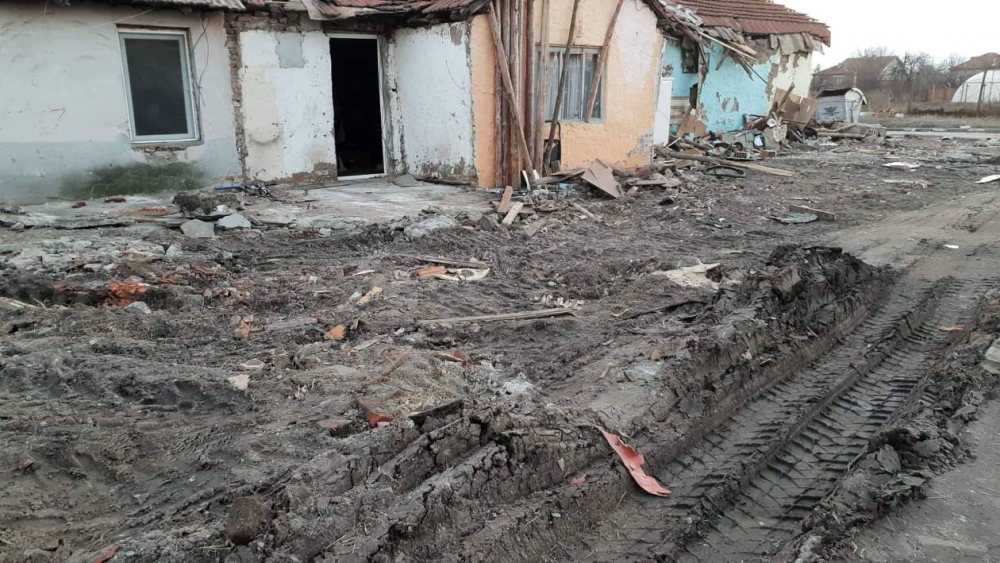 Изгонените от копторите във Войводино цигани пак намазаха, настаняват ги в... (СНИМКИ)