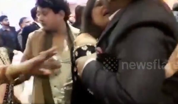 Бесни сватбари спретнаха зрелищен екшън в 5-звезден хотел в Ню Делхи (ВИДЕО)