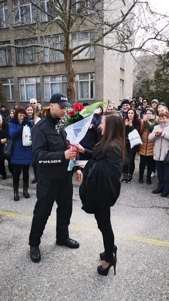 Разкритие на БЛИЦ! Ето кой е романтичният полицай, когото аплодира цяла България (СНИМКА)