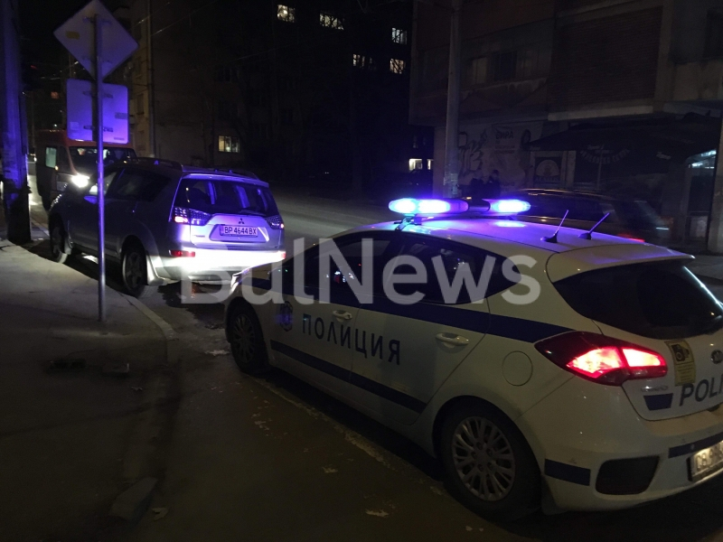 Шофьорка с мощен джип причини адско меле във Враца (СНИМКИ)