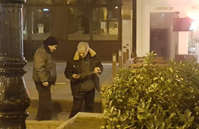 Мъж на средна възраст шашардиса пловдивчани! Извади меча си на пъпа на града и... (СНИМКИ)