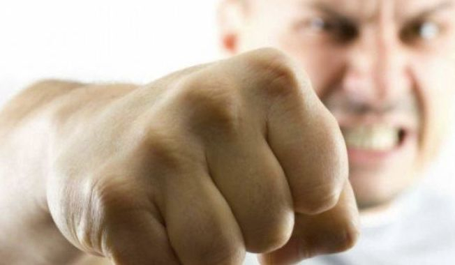 Агресивен клиент скочи да бие продавачка и съжали жестоко