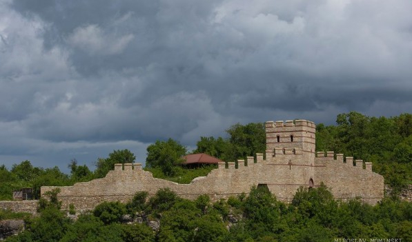 Смайващо: Археолози откриха невиждано досега в България погребение на бебе на хълма Трапезица във Велико Търново (СНИМКИ)