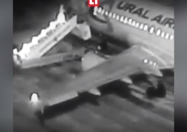 Ужасяващо ВИДЕО: Шестима души паднаха, качвайки се в самолет 