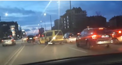 Първо в БЛИЦ! Адска катастрофа с такси в София (СНИМКИ/ВИДЕО)