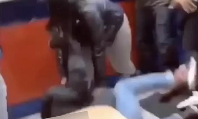 Брутален женски бой шокира неволните свидетели (СНИМКИ/ВИДЕО 18+)  