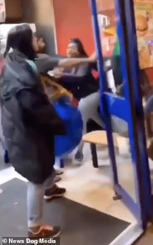 Брутален женски бой шокира неволните свидетели (СНИМКИ/ВИДЕО 18+)  