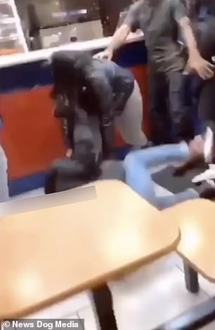 Брутален женски бой шокира неволните свидетели (СНИМКИ/ВИДЕО 18+)  