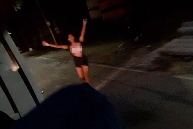Хаос на летище в САЩ! Полугола жена тича по пистата, влиза в гора, а след това ...