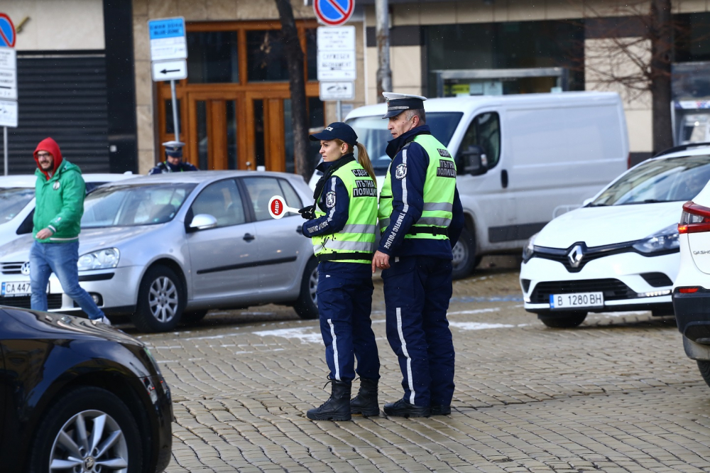 Катаджии дебнат на пътя в жегата, под прицел са... 