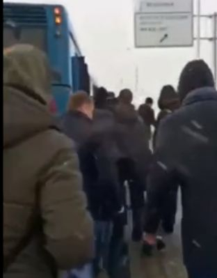 Пътници бутат автобус по заснежените улици на Москва (ВИДЕО)
