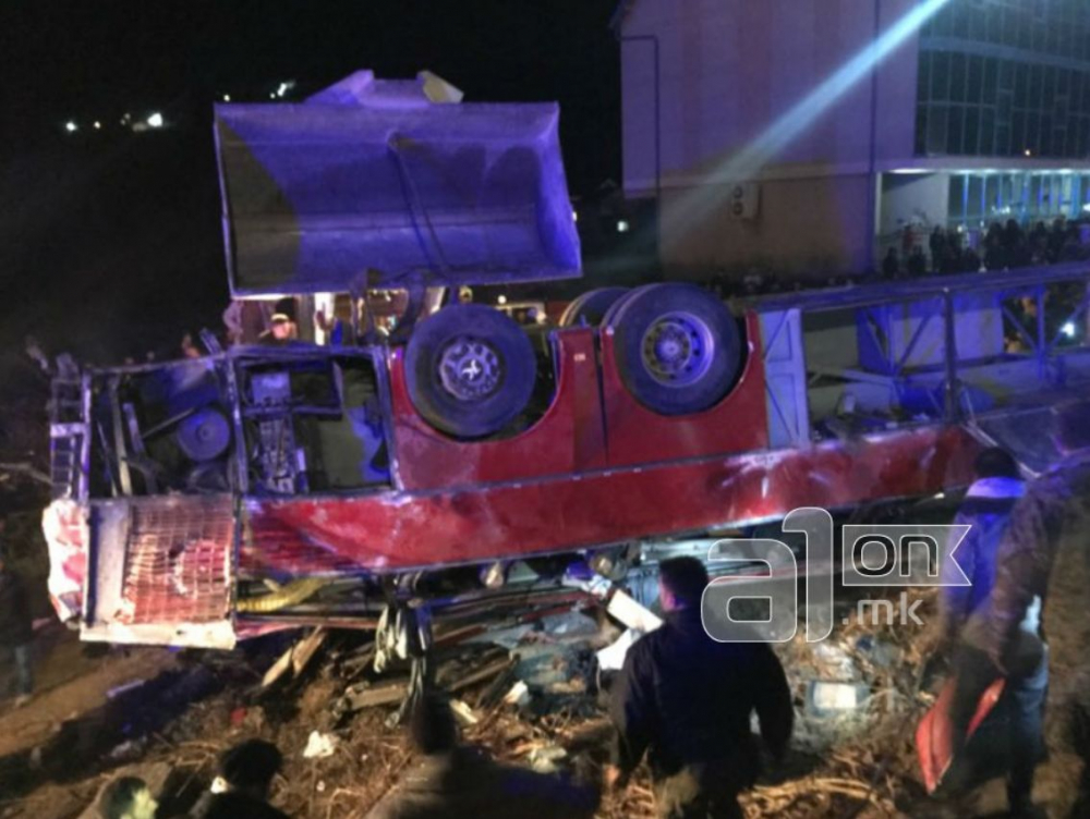Ужас и сълзи пред болницата в Скопие: Още не могат да разпознаят загиналите, сред тях намериха син на депутат (ВИДЕО)