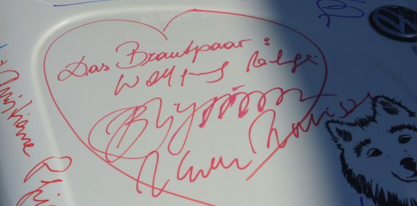 Сватбеният кабриолет на австрийската външна министърка с подписа на Путин бе продаден на търг за... (СНИМКИ)