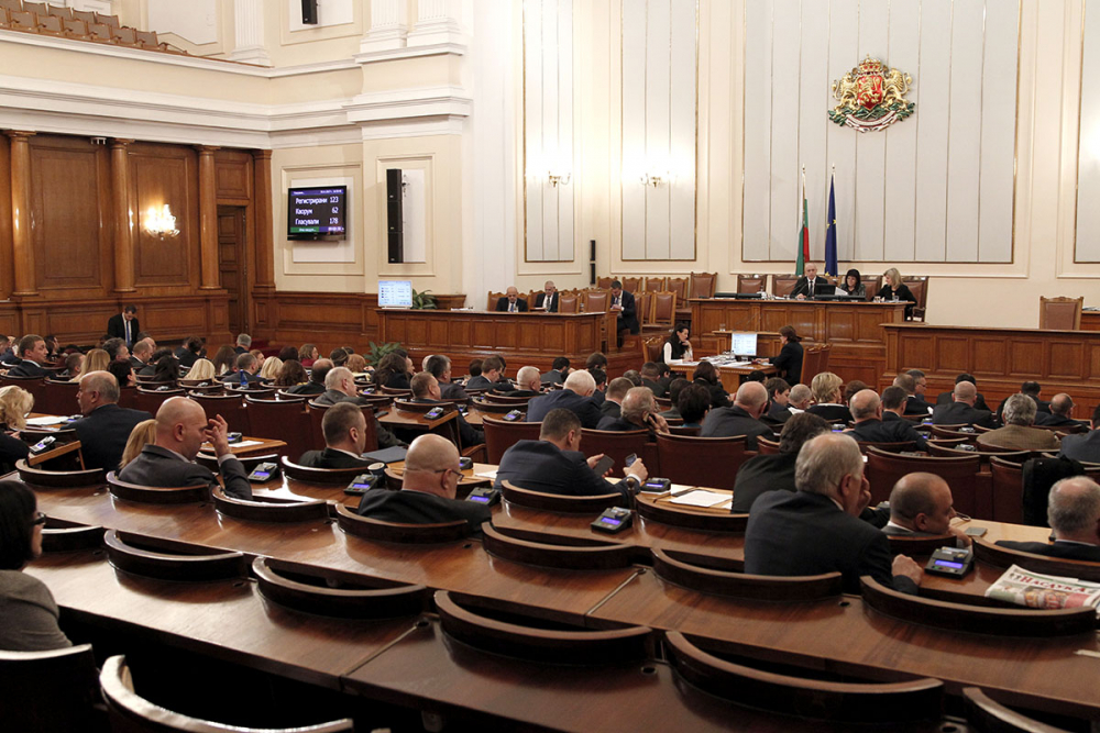 С 94 гласа „за“ парламентът реши хартиеното гласуване да бъде заменено с машинно на вота след местните избори през 2019 г.
