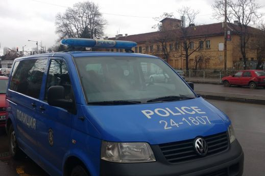 Първи СНИМКИ от обира на банката в "Сухата река" 