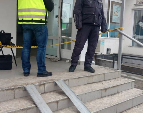 Първи СНИМКИ от обира на банката в "Сухата река" 