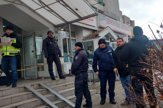 Първи СНИМКИ от обира на банката в "Сухата река" 