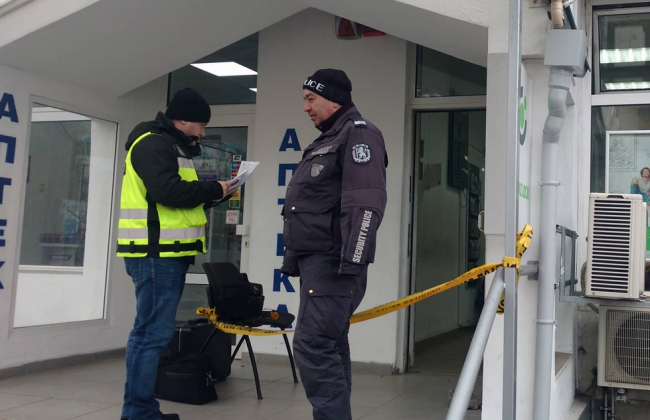 Първи думи на охранител след обира на банката: Едър мъж с маска на лицето насочи пистолет към мен и каза....