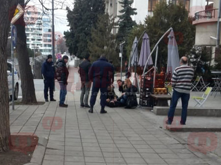 Смразяващ кръвта екшън в Бургас! Изнасят полумъртъв мъж с платнище, а друг е...