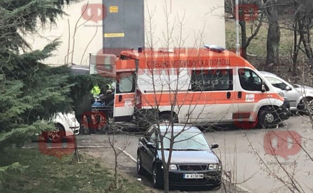 Пореден ужас в Бургас! Изнесоха мъж на носилка от блок (СНИМКИ)