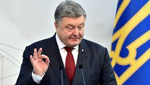 Мъж тегли една майна на Порошенко и настъпи голям екшън (ВИДЕО)
