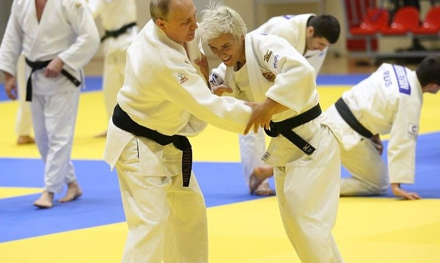 Корава жена тръшна Путин на пода в Сочи (СНИМКИ/ВИДЕО)