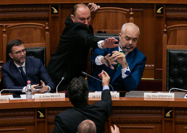 Албания на крачка от гражданска война! Кръв се лее, положението е страшно! (СНИМКИ/ВИДЕО)
