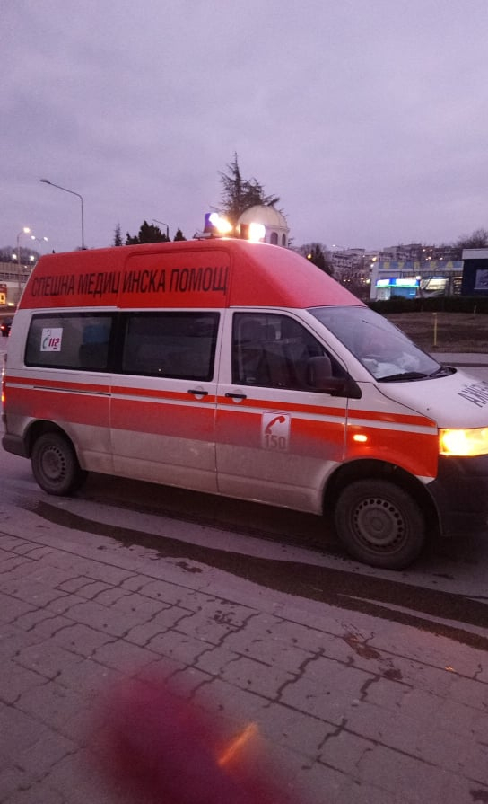 Огнен ад във Варна! Гори апартамент, на място има линейка и пожарна 