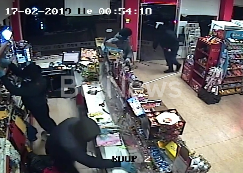 Ексклузивно ВИДЕО показа как бандити обират за минути магазин