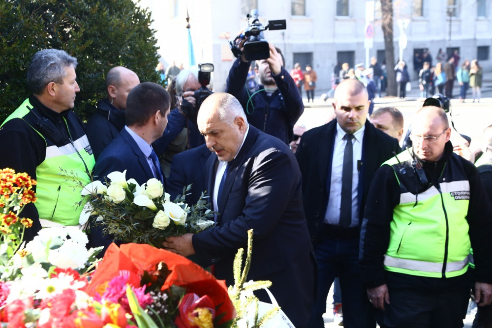 Поклон! Ето с кого Борисов си направи селфи пред паметника на Апостола (СНИМКИ)