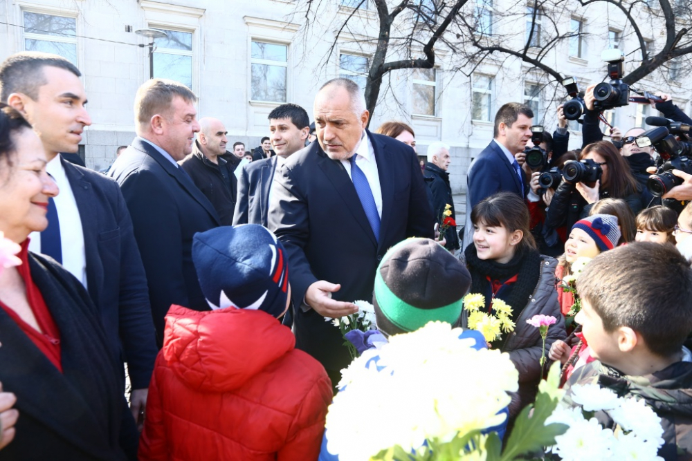 Поклон! Ето с кого Борисов си направи селфи пред паметника на Апостола (СНИМКИ)