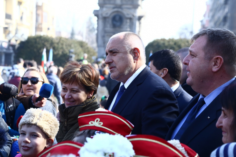 Поклон! Ето с кого Борисов си направи селфи пред паметника на Апостола (СНИМКИ)