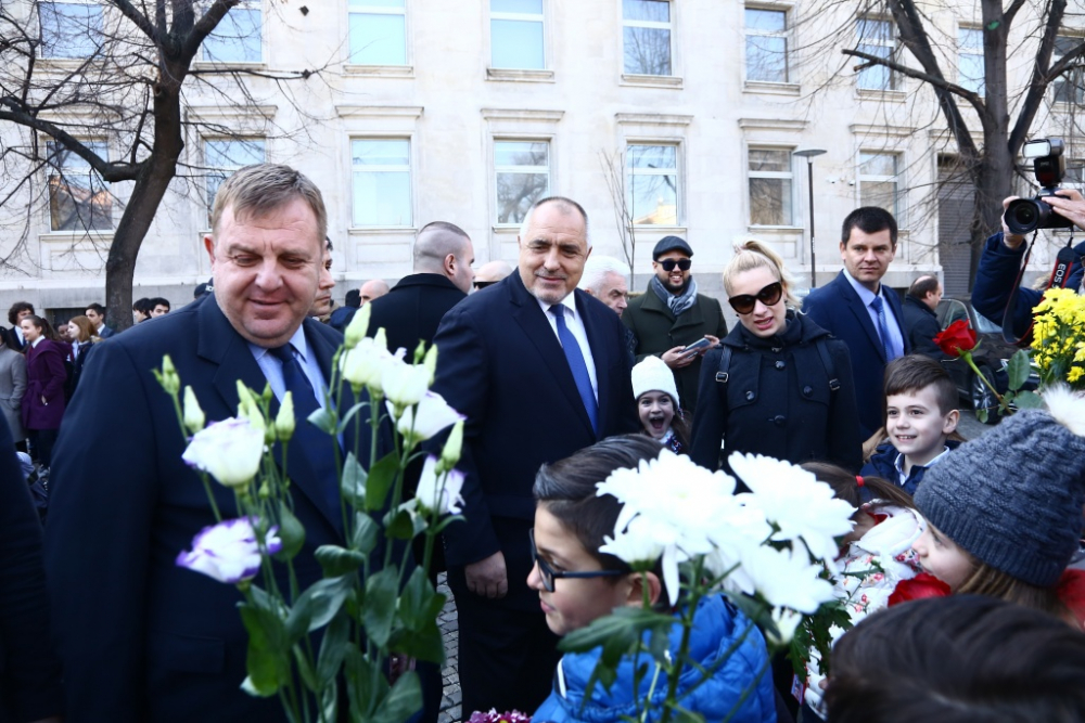 Поклон! Ето с кого Борисов си направи селфи пред паметника на Апостола (СНИМКИ)