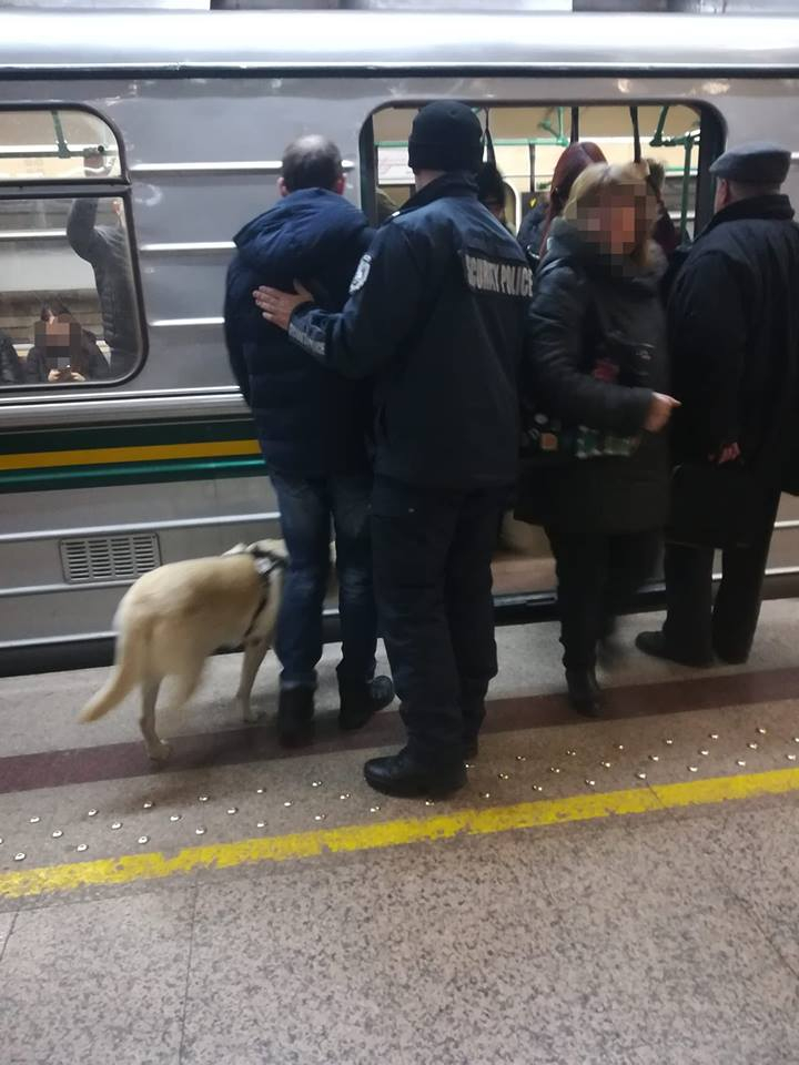 Само в БЛИЦ! Фейсбук прегря от постъпката на този столичен полицай - нека да го види целият свят! (СНИМКА)