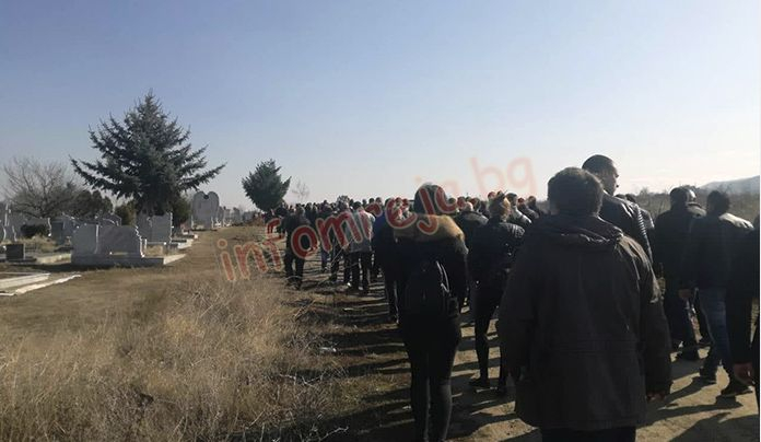 Два часа близки и приятели се сбогуват със заклания Валери, а килърът му - циганинът Алекс, изнагля скандално! (СНИМКИ)