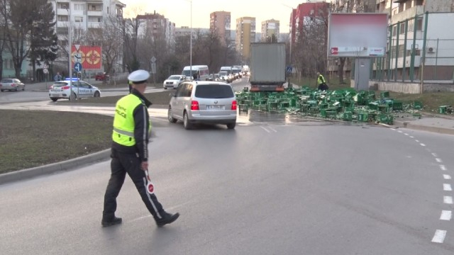 Десетки палети с каси бира бяха разсипани от тир в Шумен (СНИМКИ)