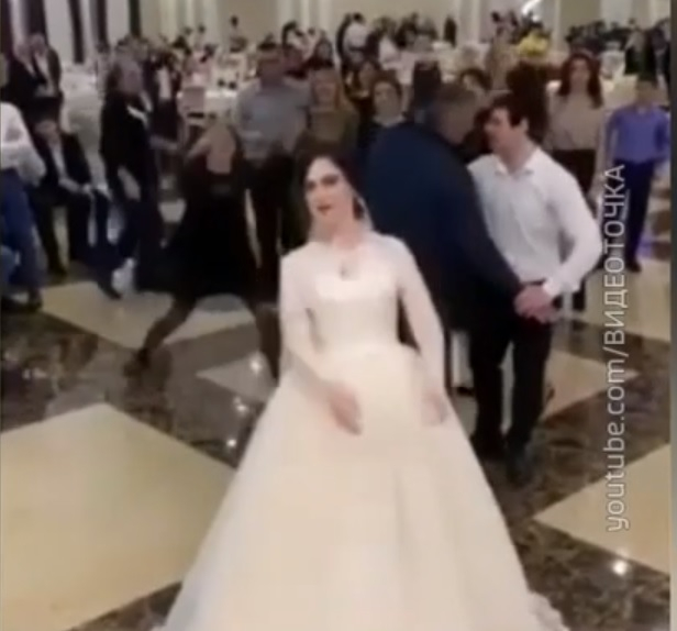 Девойки скочиха за букета на булката и настана страшен бой (ВИДЕО)