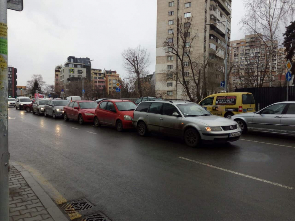 Първо в БЛИЦ: Верижна катастрофа на оживен столичен булевард! (СНИМКА) 