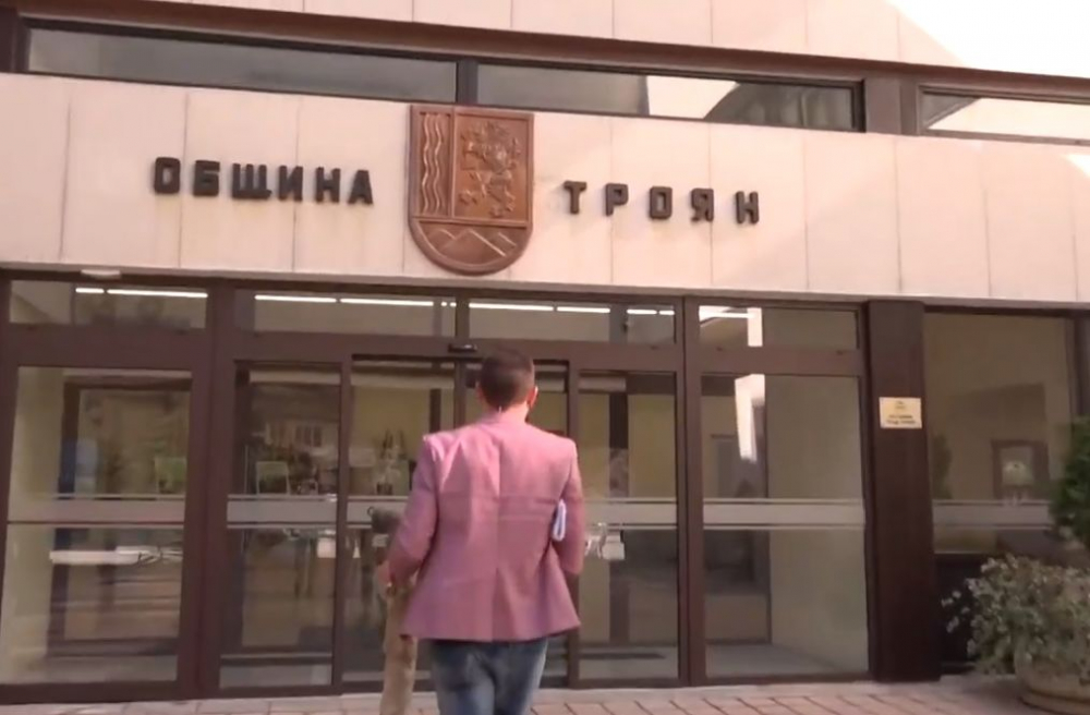 Буря в чаша вода замесва кмета на Троян в конспирация, която не съществува