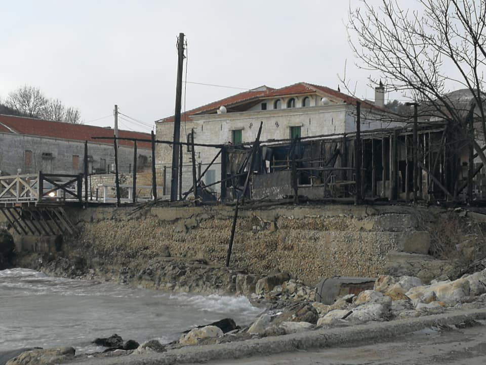 Знаково заведение край морския бряг в Каварна изгоря до основи (СНИМКИ)