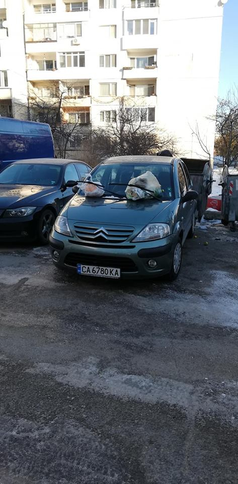 Само в БЛИЦ! Шофьор си позволи лукса да спре пред контейнери за смет и си получи заслуженото! (СНИМКИ)