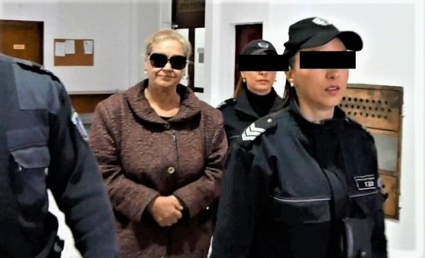 Черната вдовица Веселина, която уби мъжа си, държейки го в плен, изнагля брутално! (СНИМКА)
