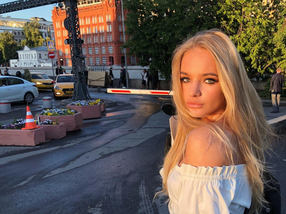 "Ел Паис“: Агентурата на Путин вече е внедрена в Европарламента, горещи СНИМКИ и ВИДЕО на сексапилната щерка на Песков!