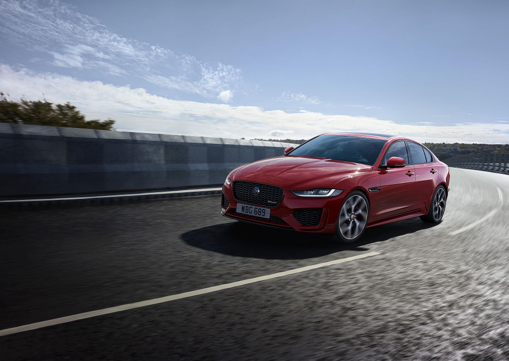 Новият JAGUAR XE: Подобрен екстериор, изцяло нов интериор и интуитивни нови технологии (СНИМКИ)